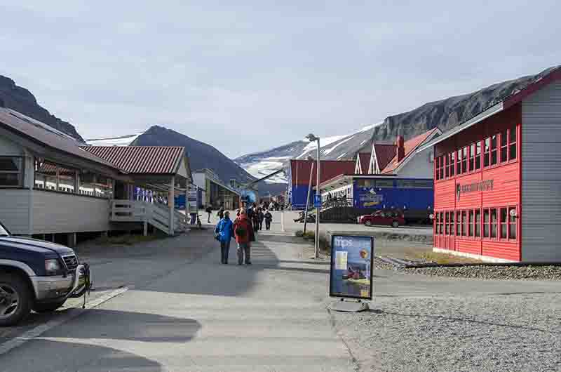 10 - Noruega - islas Svalbard - isla de Spitsbergen - Longyearbyen - calle principal